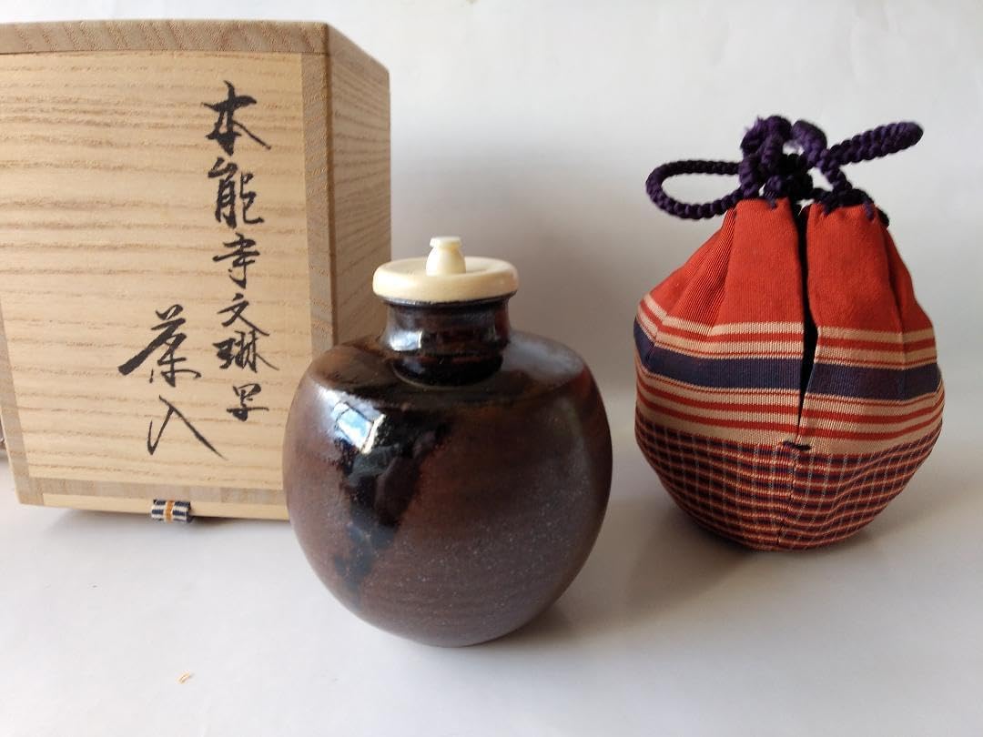 笹田仁史 本能寺文琳写 茶入 仕覆 朝倉間道 茶道具 共箱 栞 京焼茶入 新品 笹田仁史 本能寺文琳写 茶入 仕覆 朝倉間道 茶道具 共箱 栞